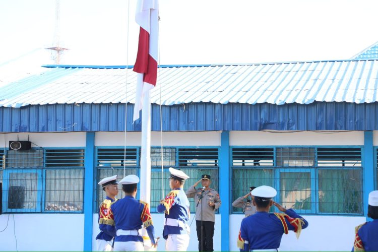 Kapolda Bengkulu Irjen Pol Mardiyono memimpin upacara bendera di SMAN 2 Kota Bengkulu, Senin (15/9/2025), dalam rangka upacara serentak yang digelar Polda Bengkulu di sejumlah sekolah. (Dok. Yola)