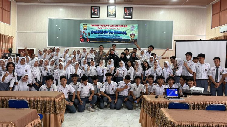 Ratusan siswa SMAN 2 Kota Bengkulu berpose bersama usai mengikuti program Police Go To School yang digelar Ditlantas Polda Bengkulu, Senin (15/9/2025). (Dok. Yola)