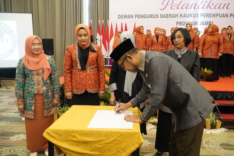 Sekda Provinsi Jambi, Sudirman, menandatangani dokumen pelantikan Pengurus KPPI Provinsi Jambi periode 2024–2029 di Swiss-BelHotel Jambi, Senin (15/9/2025). Dok. Erit Kominfo)