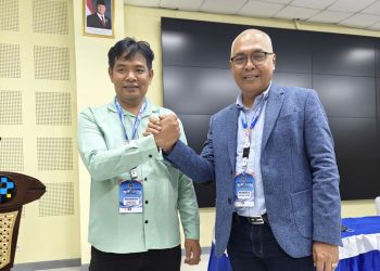 Ketua Umum PWI Pusat, Akhmad Munir bersama Mukhtadi Putra Nusa berpoto usai Kongres PWI 2025 telah selesai diselenggarakan di Cikarang, Jawa Barat, pada tanggal 29-30 Agustus 2025. (Dok Dhea)