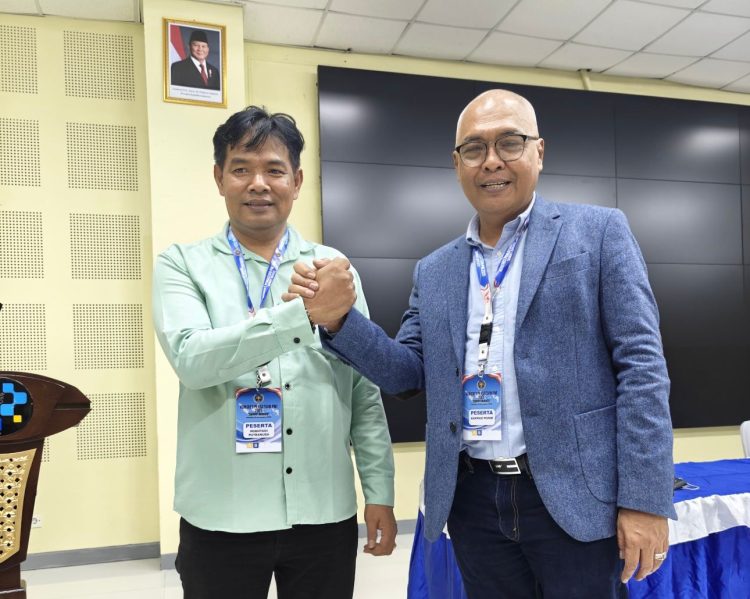 Ketua Umum PWI Pusat, Akhmad Munir bersama Mukhtadi Putra Nusa berpoto usai Kongres PWI 2025 telah selesai diselenggarakan di Cikarang, Jawa Barat, pada tanggal 29-30 Agustus 2025. (Dok Dhea)