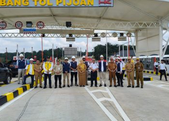 Gubernur Al Haris bersama Sejumlah pejabat dan perwakilan HK berfoto bersama di Gerbang Tol Pijoan dalam rangka peninjauan kesiapan operasional ruas tol, Selasa (16/9/2025).” (Dok. Erit - Kominfo)
