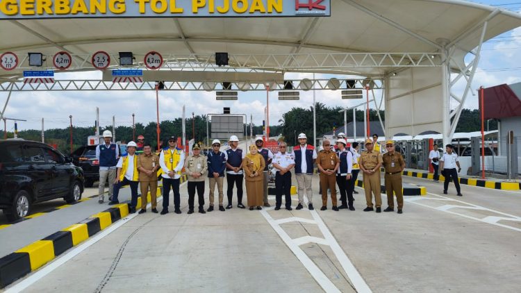 Gubernur Al Haris bersama Sejumlah pejabat dan perwakilan HK berfoto bersama di Gerbang Tol Pijoan dalam rangka peninjauan kesiapan operasional ruas tol, Selasa (16/9/2025).” (Dok. Erit - Kominfo)