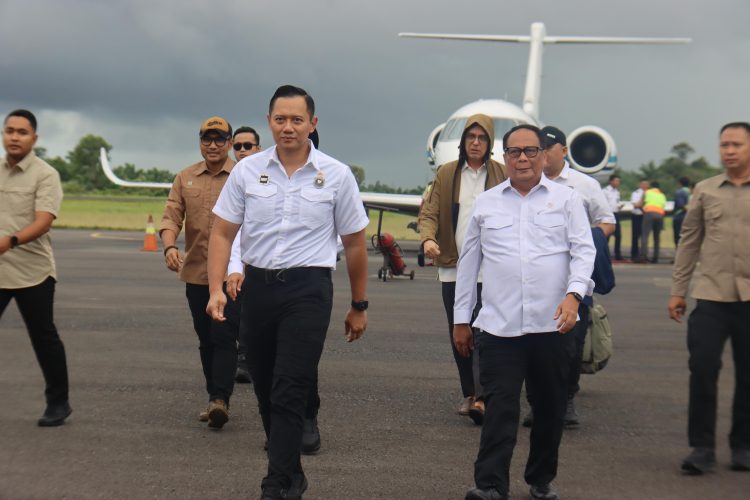 Menko Infrastruktur Agus Harimurti Yudhoyono tiba di Bandara Fatmawati Soekarno Bengkulu, Selasa (16/9/2025), disambut Kapolda Bengkulu Irjen Pol Mardiyono, Gubernur Bengkulu, dan jajaran Forkopimda. (Dok. Yola)