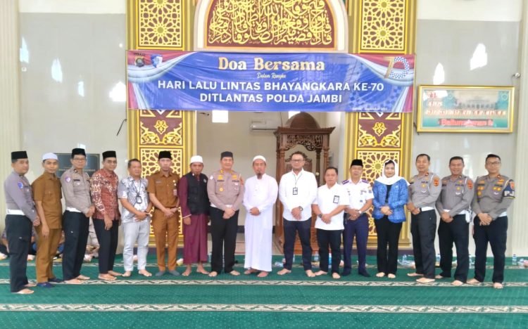 Kepala Kantor Wilayah Jasa Raharja Jambi, Ni Made Ayu Mulidyawati, bersama jajaran Ditlantas Polda Jambi dan tokoh agama saat doa bersama memperingati Hari Lalu Lintas Bhayangkara ke-70 di Masjid Baiturrahman Polresta Jambi, Selasa (16/9/2025). (Dok. Nahar)