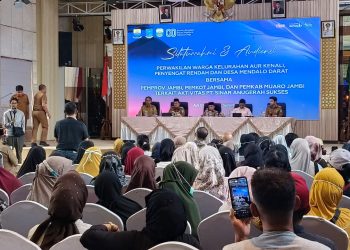 Gubernur Jambi Al Haris bersama Wali Kota Jambi, Wakil Bupati Muaro Jambi, dan Ketua DPRD Provinsi Jambi saat audiensi dengan warga Aur Kenali, Penyengat Rendah, dan Mendalo Laut terkait aktivitas PT Sinar Anugerah Sukses di Aula Rumah Dinas Wali Kota Jambi, Senin (16/9/2025). (Dok. Stepanus)