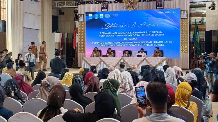Gubernur Jambi Al Haris bersama Wali Kota Jambi, Wakil Bupati Muaro Jambi, dan Ketua DPRD Provinsi Jambi saat audiensi dengan warga Aur Kenali, Penyengat Rendah, dan Mendalo Laut terkait aktivitas PT Sinar Anugerah Sukses di Aula Rumah Dinas Wali Kota Jambi, Senin (16/9/2025). (Dok. Stepanus)
