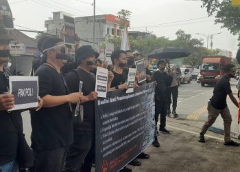 Puluhan wartawan menggelar aksi diam di depan Mapolda Jambi dengan mulut dilakban sebagai simbol pembungkaman pers, Rabu (17/9/2025). (Dok. Nahar)