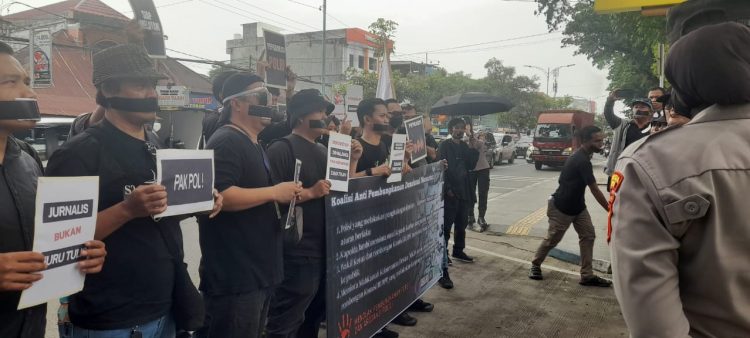 Puluhan wartawan menggelar aksi diam di depan Mapolda Jambi dengan mulut dilakban sebagai simbol pembungkaman pers, Rabu (17/9/2025). (Dok. Nahar)