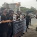 Puluhan wartawan menggelar aksi diam di depan Mapolda Jambi dengan mulut dilakban sebagai simbol pembungkaman pers, Rabu (17/9/2025). (Dok. Nahar)