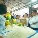 Menteri Pertanian Andi Amran Sulaiman bersama Ketua DPD RI Sultan B. Najamudin dan Wagub Bengkulu Mian saat meninjau harga beras di Pasar Panorama, Kota Bengkulu, Rabu (17/9/2025). (Dok. Yola)