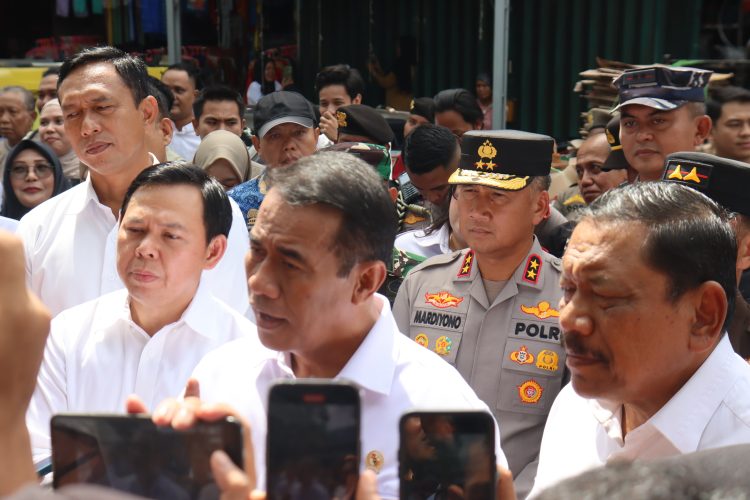 Kapolda Bengkulu Dampingi Mentan dan Ketua DPD RI Tinjau Harga Beras di Pasar Panorama , Rabu (17/9/2025), (Dok. Yola)