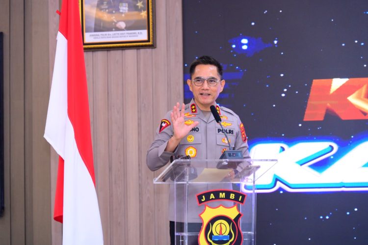 Kapolda Jambi Irjen Pol. Krisno H. Siregar memberikan sambutan saat membuka Rakernis Fungsi Pamobvit Polda Jambi 2025 di Gedung Siginjai, Rabu (17/9/2025). (Dok. Humas)