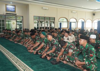 Prajurit dan Persit Korem 042/Gapu mengikuti peringatan Maulid Nabi Muhammad SAW 1447 H/2025 M di Masjid At-Taqwa Makorem, Jambi, Rabu (17/9/2025). (Dok, Nahar)