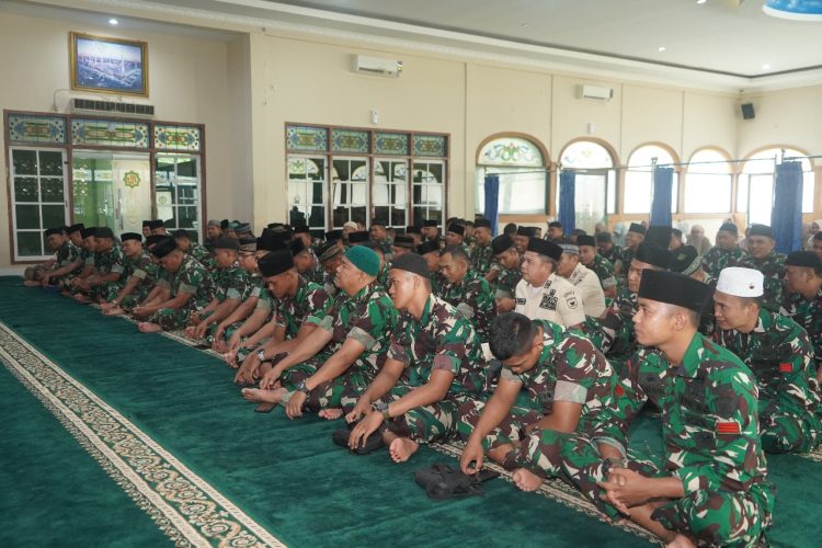 Prajurit dan Persit Korem 042/Gapu mengikuti peringatan Maulid Nabi Muhammad SAW 1447 H/2025 M di Masjid At-Taqwa Makorem, Jambi, Rabu (17/9/2025). (Dok, Nahar)
