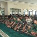 Prajurit dan Persit Korem 042/Gapu mengikuti peringatan Maulid Nabi Muhammad SAW 1447 H/2025 M di Masjid At-Taqwa Makorem, Jambi, Rabu (17/9/2025). (Dok, Nahar)