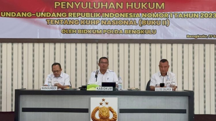 Kabidkum Polda Bengkulu Kombes Pol Pambudi, S.I.K., M.H., memberikan materi penyuluhan hukum terkait Undang-Undang Nomor 1 Tahun 2023 tentang KUHP Nasional kepada personel di Aula Gedung Adem Polda Bengkulu, Rabu (17/9/2025). (Dok,. Humas)