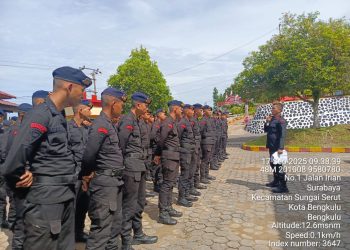 Personel Batalyon B Pelopor Satbrimob Polda Bengkulu mengikuti apel kesiapan sebelum latihan gabungan Penanggulangan Huru Hara (PHH) di Markas Batalyon B Pelopor, Bengkulu, Rabu (17/9/2025). (Dok. Yola)