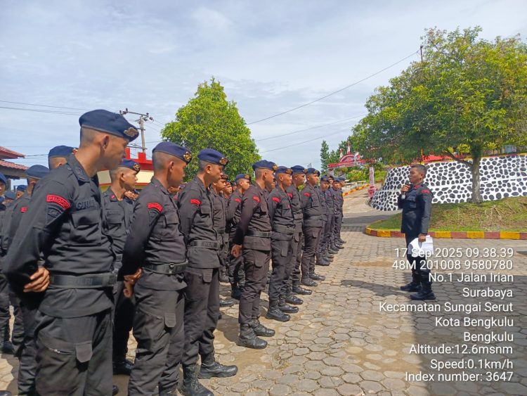 Personel Batalyon B Pelopor Satbrimob Polda Bengkulu mengikuti apel kesiapan sebelum latihan gabungan Penanggulangan Huru Hara (PHH) di Markas Batalyon B Pelopor, Bengkulu, Rabu (17/9/2025). (Dok. Yola)