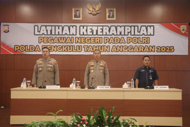 Karo SDM Polda Bengkulu Kombes Pol Sih Harno, S.H., M.H. bersama jajaran membuka kegiatan Latihan Keterampilan PNPP Tahun Anggaran 2025 di Willow Hotel Bengkulu, Rabu (17/9/2025). (Dok. Humas)