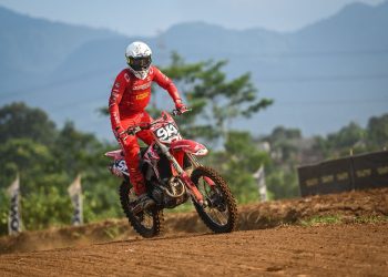 Pebalap Astra Honda Racing Team, Arsenio Algifari, beraksi di lintasan Sirkuit Wanko Mijen, Semarang, pada seri keenam Kejurnas Motocross Indonesia 2025, Minggu (14/9/2025). (Dok. Sinsen)