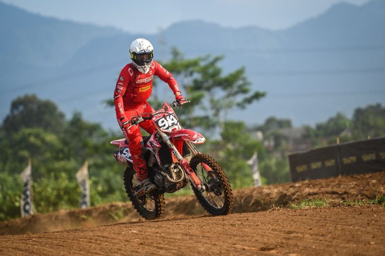 Pebalap Astra Honda Racing Team, Arsenio Algifari, beraksi di lintasan Sirkuit Wanko Mijen, Semarang, pada seri keenam Kejurnas Motocross Indonesia 2025, Minggu (14/9/2025). (Dok. Sinsen)