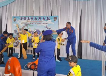 Personel Ditpolairud Polda Jambi mengajak siswa SD ANAHL Kota Jambi bermain sambil belajar tentang tugas Polisi Perairan dalam program Polisi Sahabat Anak (Polsanak), Rabu (17/9/2025). (Dok. Nahar)