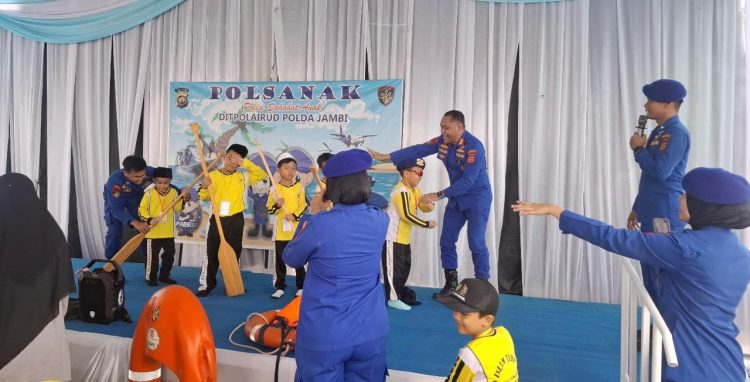 Personel Ditpolairud Polda Jambi mengajak siswa SD ANAHL Kota Jambi bermain sambil belajar tentang tugas Polisi Perairan dalam program Polisi Sahabat Anak (Polsanak), Rabu (17/9/2025). (Dok. Nahar)