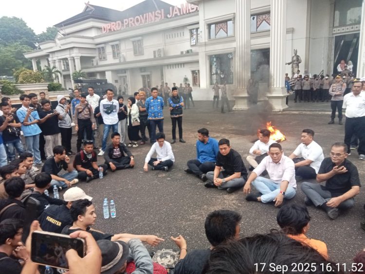 Massa Aliansi Suara Rakyat Jambi menggelar aksi unjuk rasa di depan Gedung DPRD Provinsi Jambi, Rabu (17/9/2025). Ketua DPRD M. Hafiz Fattah turun langsung menemui peserta aksi dan menyatakan dukungan atas aspirasi yang disampaikan. (Dok. Stepanus)