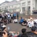 Massa Aliansi Suara Rakyat Jambi menggelar aksi unjuk rasa di depan Gedung DPRD Provinsi Jambi, Rabu (17/9/2025). Ketua DPRD M. Hafiz Fattah turun langsung menemui peserta aksi dan menyatakan dukungan atas aspirasi yang disampaikan. (Dok. Stepanus)