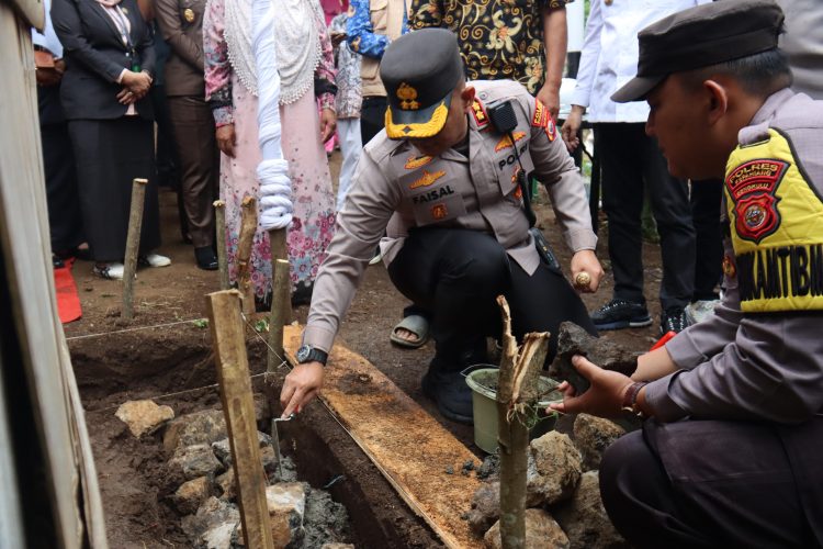 Kapolda Bengkulu Irjen Pol Mardiyono meletakkan batu pertama program Bedah Rumah ke-60 di Kelurahan Padang Lekat, Kepahiang, Rabu (17/9/2025). Acara dihadiri Bupati Kepahiang, Baznas, REI Bengkulu, dan Forkopimda.(Dok. Humas)