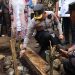 Kapolda Bengkulu Irjen Pol Mardiyono meletakkan batu pertama program Bedah Rumah ke-60 di Kelurahan Padang Lekat, Kepahiang, Rabu (17/9/2025). Acara dihadiri Bupati Kepahiang, Baznas, REI Bengkulu, dan Forkopimda.(Dok. Humas)
