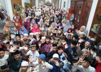 Ketua TP-PKK Provinsi Jambi, Hj. Hesnidar Haris, berfoto bersama peserta sosialisasi Metode 30 Menit Bisa Membaca Al-Qur’an di Rumah Al-Qur’an Kanza Al-Mira, Jambi, Rabu (17/9/2025). (Dok. Erit - kominfo)