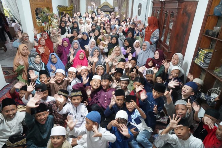Ketua TP-PKK Provinsi Jambi, Hj. Hesnidar Haris, berfoto bersama peserta sosialisasi Metode 30 Menit Bisa Membaca Al-Qur’an di Rumah Al-Qur’an Kanza Al-Mira, Jambi, Rabu (17/9/2025). (Dok. Erit - kominfo)