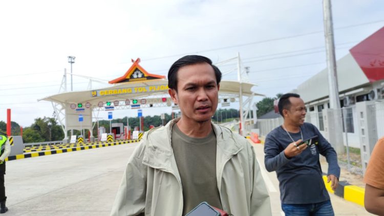 Junior Project Director Jalan Tol Tempino - IC Ness, Ahmadi memberikan keterangan kepada awak media terkait belum diberlakukannya tarif pada Tol Seksi 3 Tempino–Simpang Ness, Kamis (18/9/2025). (Dok. Daus)