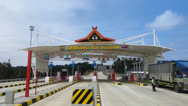 Gerbang Tol Pijoan, akses menuju Seksi 3 Tol Bayung Lencir–Tempino–Jambi yang masih terpantau sepi lalu lintas kendaraan, Kamis (18/9/2025). (Dok. Daus)