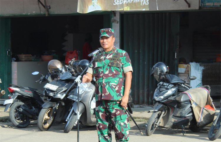 Danrem 042/Gapu Brigjen TNI Heri Purwanto memberikan sambutan pada kegiatan Karya Bhakti HUT TNI ke-80 di Pasar Besar Angso Duo, Kota Jambi, Jumat (19/9/2025). (Dok. Nahar)