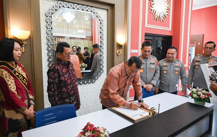 WamenPANRB Komjen Pol (Purn) Purwadi Arianto menandatangani buku tamu saat kunjungan kerja ke Polda Jambi, Jumat (19/9/2025). Kunjungan tersebut disambut Kapolda Jambi Irjen Pol Krisno H Siregar dan jajaran. (Dok.Nahar)