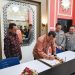 WamenPANRB Komjen Pol (Purn) Purwadi Arianto menandatangani buku tamu saat kunjungan kerja ke Polda Jambi, Jumat (19/9/2025). Kunjungan tersebut disambut Kapolda Jambi Irjen Pol Krisno H Siregar dan jajaran. (Dok.Nahar)
