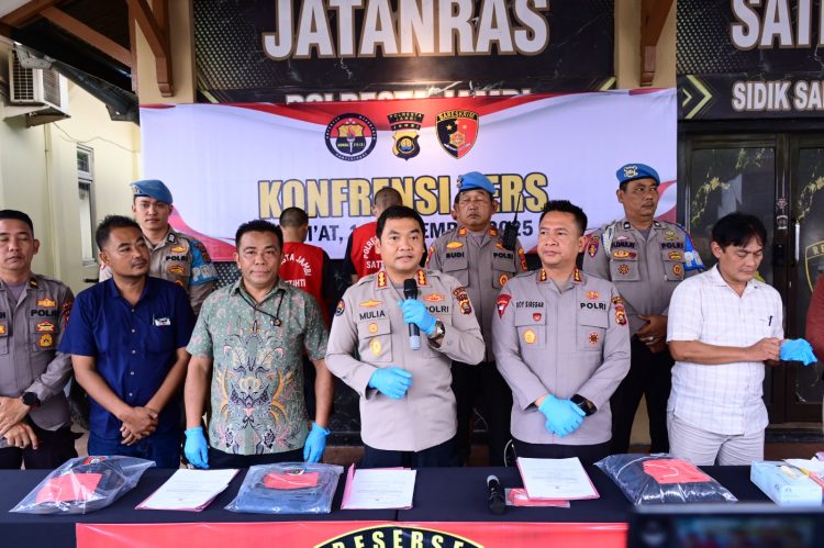 Kapolresta Jambi Kombes Pol Boy Siregar didampingi Kabid Humas Polda Jambi Kombes Pol Mulia Prianto saat konferensi pers pengungkapan kasus pencurian besi dalam aksi unjuk rasa DPRD, Jumat (19/9/2025). (Dok. Nahar)