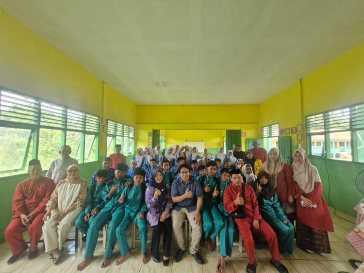 Ketua TP-PKK Provinsi Jambi Hj. Hesti Haris berfoto bersama siswa dan guru SMPN 23 Kota Jambi usai meninjau penerapan metode pembelajaran Smart Edu, Jumat (19/9/2025). (Dok. Stepanus)