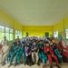 Ketua TP-PKK Provinsi Jambi Hj. Hesti Haris berfoto bersama siswa dan guru SMPN 23 Kota Jambi usai meninjau penerapan metode pembelajaran Smart Edu, Jumat (19/9/2025). (Dok. Stepanus)