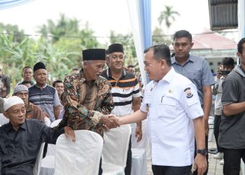Gubernur Jambi Al Haris bersalaman dengan warga saat meresmikan Dapur Makan Bergizi Gratis SPPG Kenali Besar, Kecamatan Alam Barajo, Kota Jambi, Jumat (19/9/2025). (Dok. Stepanus)