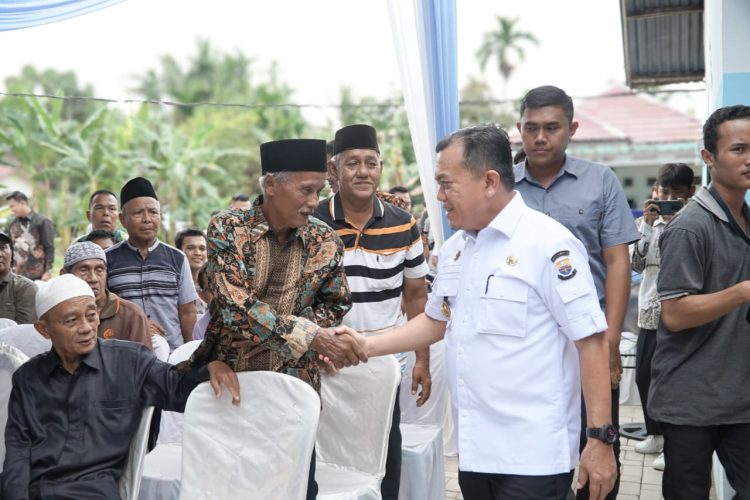 Gubernur Jambi Al Haris bersalaman dengan warga saat meresmikan Dapur Makan Bergizi Gratis SPPG Kenali Besar, Kecamatan Alam Barajo, Kota Jambi, Jumat (19/9/2025). (Dok. Stepanus)