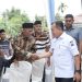 Gubernur Jambi Al Haris bersalaman dengan warga saat meresmikan Dapur Makan Bergizi Gratis SPPG Kenali Besar, Kecamatan Alam Barajo, Kota Jambi, Jumat (19/9/2025). (Dok. Stepanus)