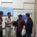 Petugas Jasa Raharja bersama Satlantas Polri menyerahkan helm berstandar SNI kepada wajib pajak di Samsat Muara Bungo dalam rangka peringatan Hari Keselamatan Transportasi, Jumat (19/9/2025). (Dok. Stepanus)