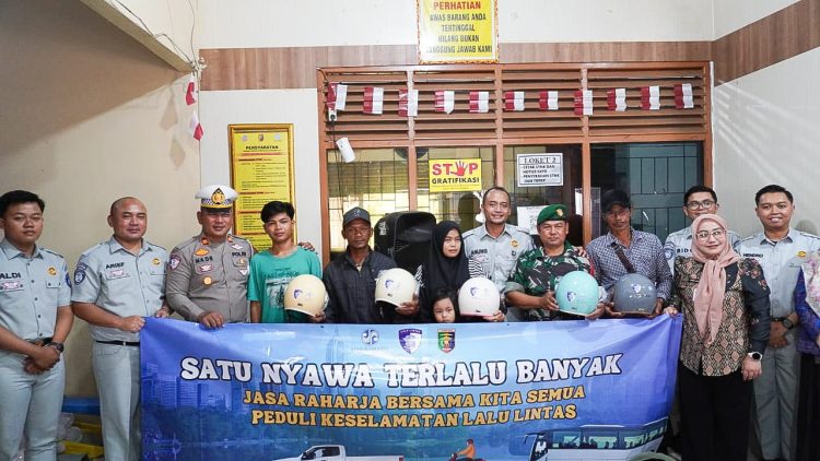 Petugas Jasa Raharja bersama aparat kepolisian, TNI, dan masyarakat membagikan helm berstandar SNI di Samsat dalam rangka peringatan Hari Keselamatan Transportasi 2025, Jumat (19/9/2025). (Dok. Humas JR Jambi)
