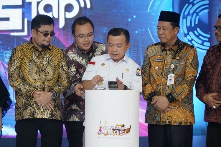 Gubernur Jambi Al Haris bersama Deputi Gubernur Bank Indonesia Ricky P. Gozali secara resmi membuka kegiatan Gentala Arasi 2025 di Jambi Town Square, Jumat (19/9/2025). (Dok. Erit - Kominfo)