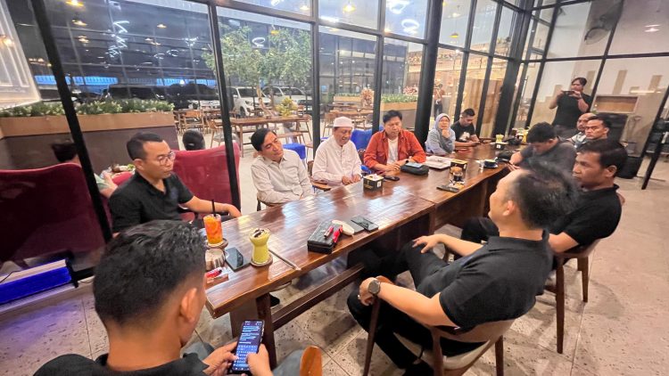 Kasatgaswil Densus 88 AT Polri Jambi AKBP Berri Diatra bersama pengurus FKPT Jambi saat audiensi memperkuat sinergi pencegahan terorisme di sebuah kafe di Kota Jambi, Jumat malam (19/9/2025). (Dok. Nahar)