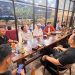 Kasatgaswil Densus 88 AT Polri Jambi AKBP Berri Diatra bersama pengurus FKPT Jambi saat audiensi memperkuat sinergi pencegahan terorisme di sebuah kafe di Kota Jambi, Jumat malam (19/9/2025). (Dok. Nahar)